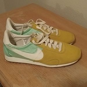 Nike shoes worn 1 time vintage